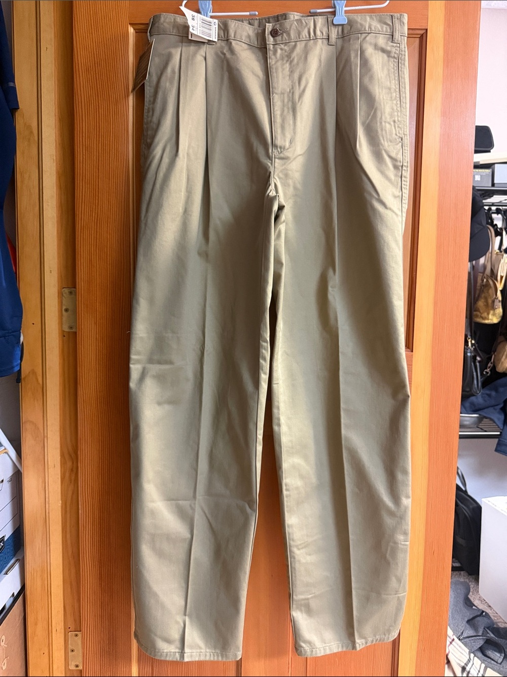 Dockers Men's Pleated Chinos in Khaki